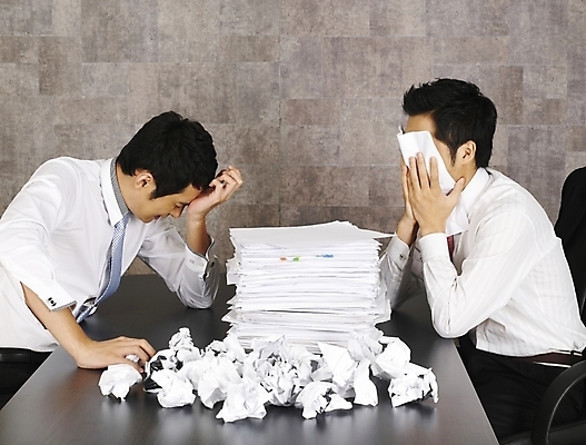 포토 JPG 남자 종이 가구 와이셔츠 회사 비즈니스 부분 탁자 회의 실내 피곤 사람 앉기 상반신 20대 두명 비즈니스라이프 청춘 사무실 한국인 분노 업무 작업 직장인 비즈니스맨 작업실 책상 동료 문서 업무과다 사무용가구 불만 남자만 성인남자만 청년만 청년남자만 성인만 국내포토 직업 라이프스타일 감정 생활용품 컨셉 셔츠 관계 모션 동양인 청년 내부 파일형식