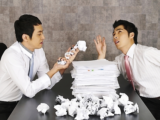 포토 JPG 남자 종이 가구 와이셔츠 회사 비즈니스 부분 탁자 회의 실내 피곤 사람 앉기 상반신 20대 두명 비즈니스라이프 청춘 사무실 한국인 분노 업무 작업 직장인 비즈니스맨 작업실 책상 동료 문서 업무과다 사무용가구 불만 남자만 성인남자만 청년만 청년남자만 성인만 국내포토 직업 라이프스타일 감정 생활용품 컨셉 셔츠 관계 모션 동양인 청년 내부 파일형식
