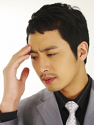 포토 JPG 스튜디오촬영 모델 직업 남자 포즈 생각 비즈니스 부분 모션 스트레스 한명 사람 정장 상반신 20대 성인 앞모습 청춘 한국인 직장인 비즈니스맨 고민 두통 갈등 남자만 남자한명만 성인남자만 청년만 청년남자만 청년남자한명만 성인한명만 성인남자한명만 성인만 국내포토 1 옷 감정 뷰포인트 컨셉 실내 동양인 청년 질병 파일형식