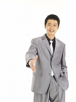 포토 JPG 스튜디오촬영 모델 직업 남자 포즈 비즈니스 모션 악수 한명 미소 웃음 누끼 사람 정장 상반신 20대 성인 앞모습 청춘 거래 한국인 직장인 비즈니스맨 계약 남자만 남자한명만 성인남자만 청년만 청년남자만 청년남자한명만 성인한명만 성인남자한명만 성인만 국내포토 1 옷 뷰포인트 컨셉 실내 표정 동양인 손짓 청년 파일형식