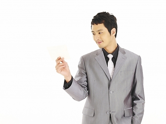 포토 JPG 스튜디오촬영 모델 직업 남자 종이 포즈 비즈니스 부분 모션 안내 한명 누끼 사람 정장 상반신 20대 성인 앞모습 청춘 한국인 직장인 비즈니스맨 알림 문서 남자만 남자한명만 성인남자만 청년만 청년남자만 청년남자한명만 성인한명만 성인남자한명만 성인만 국내포토 카드프레임 1 옷 뷰포인트 컨셉 프레임 실내 동양인 청년 파일형식