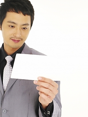 포토 JPG 스튜디오촬영 모델 직업 남자 종이 포즈 비즈니스 부분 모션 안내 한명 사람 정장 상반신 20대 성인 앞모습 청춘 한국인 직장인 비즈니스맨 알림 문서 남자만 남자한명만 성인남자만 청년만 청년남자만 청년남자한명만 성인한명만 성인남자한명만 성인만 국내포토 카드프레임 1 옷 뷰포인트 컨셉 프레임 실내 동양인 청년 파일형식