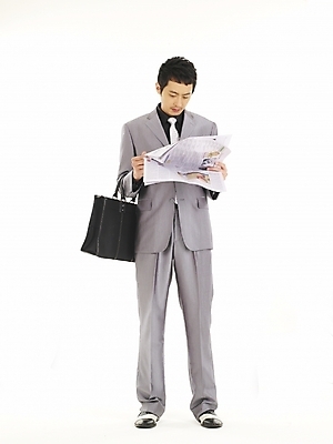 포토 JPG 스튜디오촬영 전신 모델 직업 남자 포즈 비즈니스 모션 한명 서기 누끼 사람 정장 20대 성인 앞모습 청춘 한국인 직장인 비즈니스맨 신문 영자신문 남자만 남자한명만 성인남자만 청년만 청년남자만 청년남자한명만 성인한명만 성인남자한명만 성인만 국내포토 1 옷 뷰포인트 컨셉 실내 동양인 청년 간행물 뉴스 파일형식