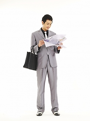 포토 JPG 스튜디오촬영 전신 모델 직업 남자 포즈 비즈니스 모션 한명 서기 누끼 사람 정장 20대 성인 앞모습 청춘 한국인 직장인 비즈니스맨 신문 영자신문 남자만 남자한명만 성인남자만 청년만 청년남자만 청년남자한명만 성인한명만 성인남자한명만 성인만 국내포토 1 옷 뷰포인트 컨셉 실내 동양인 청년 간행물 뉴스 파일형식