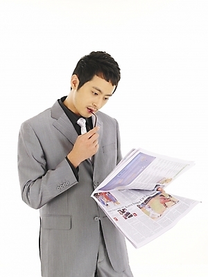 포토 JPG 스튜디오촬영 모델 직업 남자 포즈 비즈니스 부분 모션 한명 누끼 사람 정장 상반신 20대 성인 앞모습 청춘 한국인 직장인 비즈니스맨 신문 영자신문 남자만 남자한명만 성인남자만 청년만 청년남자만 청년남자한명만 성인한명만 성인남자한명만 성인만 국내포토 1 옷 뷰포인트 컨셉 실내 동양인 청년 간행물 뉴스 파일형식