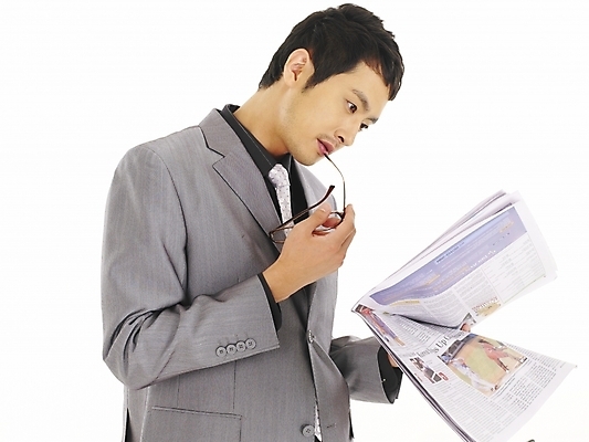 포토 JPG 스튜디오촬영 모델 직업 남자 포즈 비즈니스 부분 모션 한명 사람 정장 상반신 20대 성인 앞모습 청춘 한국인 직장인 비즈니스맨 신문 영자신문 남자만 남자한명만 성인남자만 청년만 청년남자만 청년남자한명만 성인한명만 성인남자한명만 성인만 국내포토 1 옷 뷰포인트 컨셉 실내 동양인 청년 간행물 뉴스 파일형식