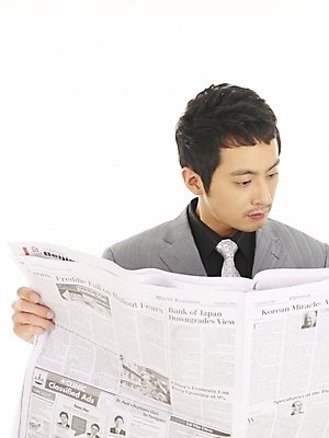 포토 JPG 스튜디오촬영 모델 직업 남자 포즈 비즈니스 부분 모션 한명 사람 정장 상반신 20대 성인 앞모습 청춘 한국인 직장인 비즈니스맨 신문 영자신문 남자만 남자한명만 성인남자만 청년만 청년남자만 청년남자한명만 성인한명만 성인남자한명만 성인만 국내포토 1 옷 뷰포인트 컨셉 실내 동양인 청년 간행물 뉴스 파일형식