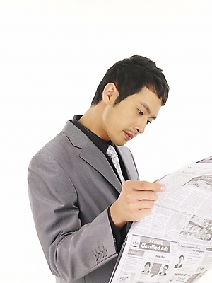 포토 JPG 스튜디오촬영 모델 직업 남자 포즈 비즈니스 부분 모션 한명 사람 정장 상반신 20대 성인 앞모습 청춘 한국인 직장인 비즈니스맨 신문 영자신문 남자만 남자한명만 성인남자만 청년만 청년남자만 청년남자한명만 성인한명만 성인남자한명만 성인만 국내포토 1 옷 뷰포인트 컨셉 실내 동양인 청년 간행물 뉴스 파일형식