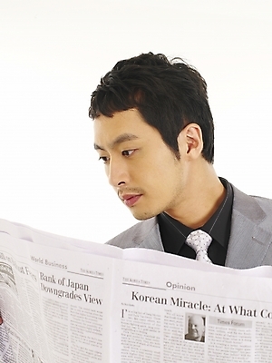 포토 JPG 스튜디오촬영 모델 직업 남자 포즈 비즈니스 부분 모션 한명 사람 정장 상반신 20대 성인 앞모습 청춘 한국인 직장인 비즈니스맨 신문 영자신문 남자만 남자한명만 성인남자만 청년만 청년남자만 청년남자한명만 성인한명만 성인남자한명만 성인만 국내포토 1 옷 뷰포인트 컨셉 실내 동양인 청년 간행물 뉴스 파일형식