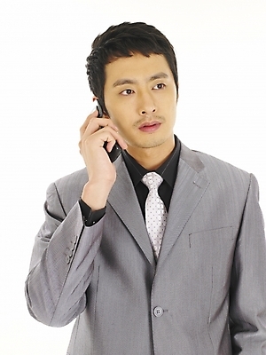포토 JPG 스튜디오촬영 모델 직업 남자 과학 포즈 비즈니스 부분 모션 커뮤니케이션 정보통신 대화 한명 미소 웃음 누끼 사람 정장 상반신 20대 성인 앞모습 스마트폰 청춘 통신기기 한국인 직장인 비즈니스맨 전화기 통화 남자만 남자한명만 성인남자만 청년만 청년남자만 청년남자한명만 성인한명만 성인남자한명만 성인만 국내포토 1 옷 뷰포인트 컨셉 통신 실내 표정 말하기 동양인 청년 핸드폰 스마트기기 기계 정보 파일형식