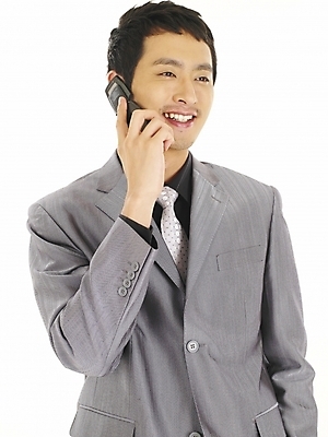 포토 JPG 스튜디오촬영 모델 직업 남자 과학 포즈 비즈니스 부분 모션 커뮤니케이션 정보통신 대화 한명 미소 웃음 누끼 사람 정장 상반신 20대 성인 앞모습 스마트폰 청춘 통신기기 한국인 직장인 비즈니스맨 전화기 통화 남자만 남자한명만 성인남자만 청년만 청년남자만 청년남자한명만 성인한명만 성인남자한명만 성인만 국내포토 1 옷 뷰포인트 컨셉 통신 실내 표정 말하기 동양인 청년 핸드폰 스마트기기 기계 정보 파일형식