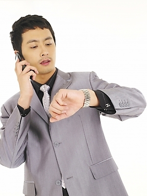 포토 JPG 스튜디오촬영 모델 직업 남자 시계 과학 포즈 비즈니스 부분 모션 커뮤니케이션 정보통신 한명 누끼 사람 정장 상반신 20대 성인 앞모습 스마트폰 청춘 통신기기 한국인 시간 직장인 비즈니스맨 전화기 손목시계 통화 남자만 남자한명만 성인남자만 청년만 청년남자만 청년남자한명만 성인한명만 성인남자한명만 성인만 국내포토 1 옷 뷰포인트 컨셉 장신구 통신 실내 동양인 청년 핸드폰 스마트기기 기계 정보 파일형식