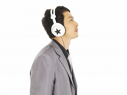 포토 JPG 스튜디오촬영 모델 직업 남자 포즈 비즈니스 부분 모션 한명 누끼 사람 정장 상반신 20대 성인 취미 옆모습 청춘 헤드폰 헤드셋 음악감상 한국인 직장인 비즈니스맨 남자만 남자한명만 성인남자만 청년만 청년남자만 청년남자한명만 성인한명만 성인남자한명만 성인만 국내포토 1 옷 뷰포인트 음향기기 컨셉 실내 동양인 청년 감상 파일형식