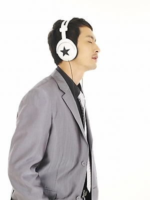 포토 JPG 스튜디오촬영 모델 직업 남자 포즈 비즈니스 부분 모션 한명 누끼 사람 정장 상반신 20대 성인 취미 옆모습 청춘 헤드폰 헤드셋 음악감상 한국인 직장인 비즈니스맨 남자만 남자한명만 성인남자만 청년만 청년남자만 청년남자한명만 성인한명만 성인남자한명만 성인만 국내포토 1 옷 뷰포인트 음향기기 컨셉 실내 동양인 청년 감상 파일형식