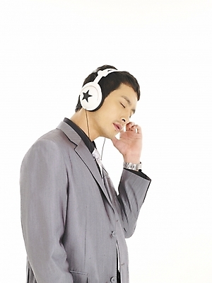 포토 JPG 스튜디오촬영 모델 직업 남자 포즈 비즈니스 부분 모션 한명 누끼 사람 정장 상반신 20대 성인 취미 옆모습 청춘 헤드폰 헤드셋 음악감상 한국인 직장인 비즈니스맨 남자만 남자한명만 성인남자만 청년만 청년남자만 청년남자한명만 성인한명만 성인남자한명만 성인만 국내포토 1 옷 뷰포인트 음향기기 컨셉 실내 동양인 청년 감상 파일형식