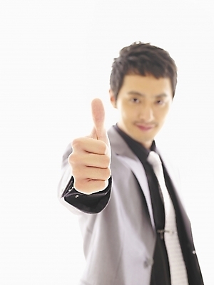 포토 JPG 스튜디오촬영 모델 직업 남자 포즈 비즈니스 부분 모션 성공 한명 누끼 사람 정장 손짓 상반신 20대 성인 앞모습 청춘 한국인 엄지손가락 최고 직장인 비즈니스맨 자신감 남자만 남자한명만 성인남자만 청년만 청년남자만 청년남자한명만 성인한명만 성인남자한명만 성인만 국내포토 1 옷 감정 뷰포인트 컨셉 손가락 실내 동양인 청년 파일형식