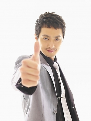 포토 JPG 스튜디오촬영 모델 직업 남자 포즈 비즈니스 부분 모션 성공 한명 누끼 사람 정장 손짓 상반신 20대 성인 앞모습 청춘 한국인 엄지손가락 최고 직장인 비즈니스맨 자신감 남자만 남자한명만 성인남자만 청년만 청년남자만 청년남자한명만 성인한명만 성인남자한명만 성인만 국내포토 1 옷 감정 뷰포인트 컨셉 손가락 실내 동양인 청년 파일형식