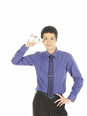 포토 JPG 스튜디오촬영 모델 직업 남자 포즈 와이셔츠 지폐 돈 비즈니스 부분 모션 성공 한명 미소 웃음 누끼 사람 상반신 20대 성인 앞모습 금융 경제 청춘 달러 기쁨 한국인 직장인 비즈니스맨 즐거움 외화 남자만 남자한명만 성인남자만 청년만 청년남자만 청년남자한명만 성인한명만 성인남자한명만 성인만 국내포토 1 감정 뷰포인트 컨셉 셔츠 실내 표정 동양인 청년 재산 파일형식