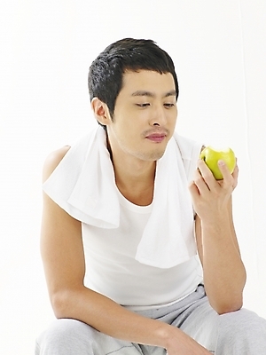 포토 JPG 스튜디오촬영 라이프스타일 웰빙 남자 음식 러닝셔츠 다이어트 과일 부분 아침 건강 한명 사람 상반신 20대 성인 수건 민소매 한국인 속옷 사과 출근준비 풋사과 아오리사과 남자만 남자한명만 성인남자만 청년만 청년남자만 청년남자한명만 성인한명만 성인남자한명만 성인만 국내포토 주간 1 옷 셔츠 상의 실내 동양인 청년 생활 위생용품 출근 파일형식