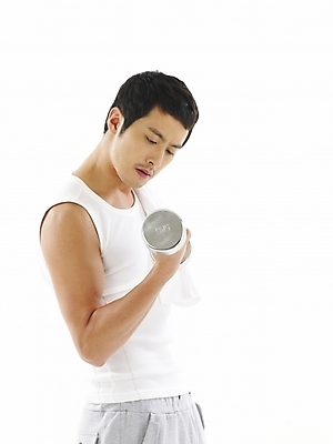 포토 JPG 스튜디오촬영 라이프스타일 웰빙 남자 러닝셔츠 몸매관리 다이어트 부분 건강 한명 누끼 사람 상반신 20대 성인 운동복 수건 민소매 운동 건강관리 운동기구 헬스 아령 한국인 속옷 남자만 남자한명만 성인남자만 청년만 청년남자만 청년남자한명만 성인한명만 성인남자한명만 성인만 국내포토 1 옷 셔츠 상의 실내 관리 동양인 청년 생활 위생용품 파일형식