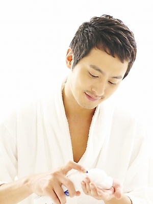 포토 JPG 스튜디오촬영 라이프스타일 남자 부분 아침 한명 사람 상반신 20대 성인 뷰티 한국인 목욕가운 출근준비 면도 면도크림 남자만 남자한명만 성인남자만 청년만 청년남자만 청년남자한명만 성인한명만 성인남자한명만 성인만 그루밍족 국내포토 주간 1 모션 실내 동양인 청년 생활 위생용품 가운 출근 파일형식