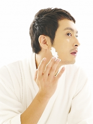 포토 JPG 스튜디오촬영 라이프스타일 남자 부분 아침 한명 사람 상반신 20대 성인 뷰티 한국인 목욕가운 출근준비 면도 면도크림 남자만 남자한명만 성인남자만 청년만 청년남자만 청년남자한명만 성인한명만 성인남자한명만 성인만 그루밍족 국내포토 주간 1 모션 실내 동양인 청년 생활 위생용품 가운 출근 파일형식