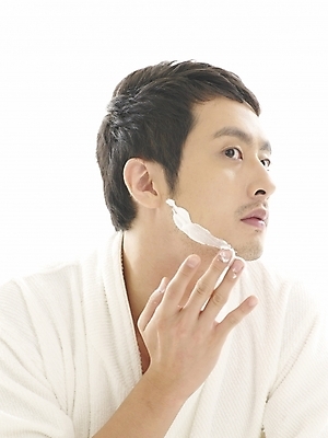 포토 JPG 스튜디오촬영 라이프스타일 남자 부분 아침 한명 사람 상반신 20대 성인 뷰티 한국인 목욕가운 출근준비 면도 면도크림 남자만 남자한명만 성인남자만 청년만 청년남자만 청년남자한명만 성인한명만 성인남자한명만 성인만 국내포토 주간 1 모션 실내 동양인 청년 생활 위생용품 가운 출근 파일형식