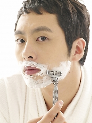 포토 JPG 스튜디오촬영 라이프스타일 남자 부분 아침 한명 사람 상반신 20대 성인 뷰티 한국인 목욕가운 출근준비 면도 면도기 면도크림 남자만 남자한명만 성인남자만 청년만 청년남자만 청년남자한명만 성인한명만 성인남자한명만 성인만 그루밍족 국내포토 주간 1 모션 실내 동양인 청년 생활 위생용품 가운 출근 파일형식
