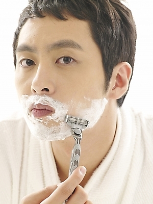 포토 JPG 스튜디오촬영 라이프스타일 남자 부분 아침 한명 사람 상반신 20대 성인 뷰티 한국인 목욕가운 출근준비 면도 면도기 면도크림 남자만 남자한명만 성인남자만 청년만 청년남자만 청년남자한명만 성인한명만 성인남자한명만 성인만 국내포토 주간 1 모션 실내 동양인 청년 생활 위생용품 가운 출근 파일형식