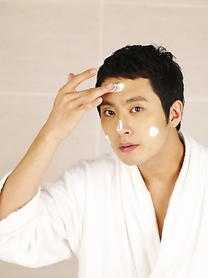 포토 JPG 라이프스타일 남자 부분 실내 한명 사람 상반신 20대 성인 화장 뷰티 화장품 한국인 욕실 목욕가운 크림 피부관리 화장실 스킨케어 남자만 남자한명만 성인남자만 청년만 청년남자만 청년남자한명만 성인한명만 성인남자한명만 성인만 그루밍족 국내포토 1 동양인 청년 내부 생활 가운 파일형식