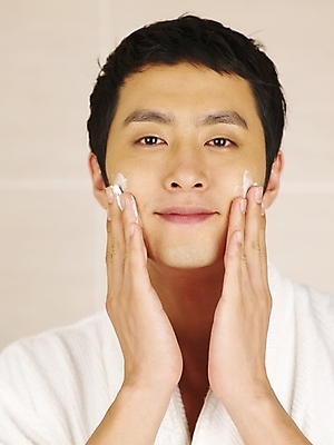 포토 JPG 라이프스타일 남자 부분 실내 한명 사람 상반신 20대 성인 화장 뷰티 화장품 한국인 욕실 목욕가운 크림 피부관리 화장실 스킨케어 남자만 남자한명만 성인남자만 청년만 청년남자만 청년남자한명만 성인한명만 성인남자한명만 성인만 그루밍족 국내포토 1 동양인 청년 내부 생활 가운 파일형식