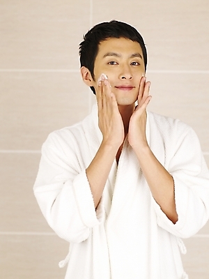 포토 JPG 라이프스타일 남자 부분 실내 한명 누끼 사람 상반신 20대 성인 화장 뷰티 화장품 한국인 욕실 목욕가운 크림 피부관리 화장실 스킨케어 남자만 남자한명만 성인남자만 청년만 청년남자만 청년남자한명만 성인한명만 성인남자한명만 성인만 그루밍족 국내포토 1 동양인 청년 내부 생활 가운 파일형식