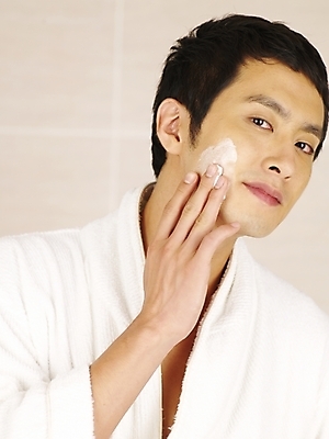 포토 JPG 라이프스타일 남자 부분 실내 한명 사람 상반신 20대 성인 화장 뷰티 화장품 한국인 욕실 목욕가운 크림 피부관리 화장실 스킨케어 남자만 남자한명만 성인남자만 청년만 청년남자만 청년남자한명만 성인한명만 성인남자한명만 성인만 그루밍족 국내포토 1 동양인 청년 내부 생활 가운 파일형식