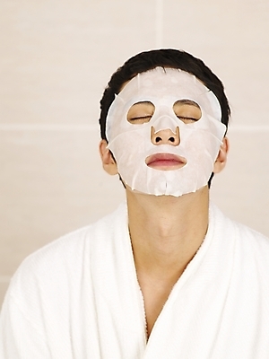 포토 JPG 라이프스타일 남자 부분 실내 한명 사람 상반신 20대 성인 뷰티 한국인 욕실 목욕가운 피부관리 화장실 팩 스킨케어 마스크팩 남자만 남자한명만 성인남자만 청년만 청년남자만 청년남자한명만 성인한명만 성인남자한명만 성인만 국내포토 1 동양인 청년 내부 생활 화장품 가운 파일형식