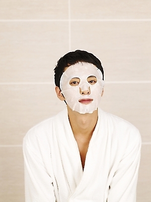 포토 JPG 라이프스타일 남자 부분 실내 한명 사람 상반신 20대 성인 뷰티 한국인 욕실 목욕가운 피부관리 화장실 팩 스킨케어 마스크팩 남자만 남자한명만 성인남자만 청년만 청년남자만 청년남자한명만 성인한명만 성인남자한명만 성인만 국내포토 1 동양인 청년 내부 생활 화장품 가운 파일형식