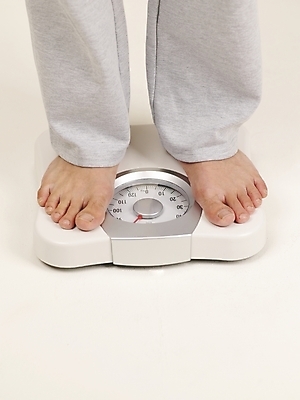 포토 JPG 라이프스타일 웰빙 남자 몸매관리 다이어트 부분 실내 건강 한명 사람 상반신 20대 성인 운동복 건강관리 헬스 욕실 몸무게 화장실 체중계 남자만 남자한명만 성인남자만 청년만 청년남자만 청년남자한명만 성인한명만 성인남자한명만 성인만 국내포토 1 옷 관리 청년 내부 생활 운동 파일형식