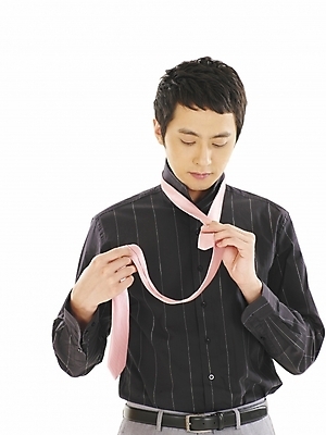 포토 JPG 스튜디오촬영 모델 라이프스타일 패션 남자 와이셔츠 부분 넥타이 한명 누끼 사람 정장 상반신 20대 성인 한국인 비즈니스맨 남성복 출근준비 남자만 남자한명만 성인남자만 청년만 청년남자만 청년남자한명만 성인한명만 성인남자한명만 성인만 국내포토 1 잡화 옷 셔츠 비즈니스 실내 동양인 청년 생활 직장인 출근 파일형식