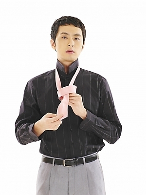 포토 JPG 스튜디오촬영 모델 라이프스타일 패션 남자 와이셔츠 부분 넥타이 한명 누끼 사람 정장 상반신 20대 성인 한국인 비즈니스맨 남성복 출근준비 남자만 남자한명만 성인남자만 청년만 청년남자만 청년남자한명만 성인한명만 성인남자한명만 성인만 국내포토 1 잡화 옷 셔츠 비즈니스 실내 동양인 청년 생활 직장인 출근 파일형식