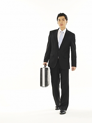 포토 JPG 스튜디오촬영 전신 모델 직업 남자 서류가방 가방 비즈니스 한명 누끼 사람 정장 20대 성인 청춘 한국인 직장인 사무원 비즈니스맨 기밀가방 남자만 남자한명만 성인남자만 청년만 청년남자만 청년남자한명만 성인한명만 성인남자한명만 성인만 국내포토 1 잡화 옷 컨셉 실내 동양인 청년 파일형식