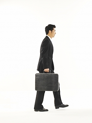 포토 JPG 스튜디오촬영 전신 모델 직업 남자 서류가방 가방 비즈니스 한명 누끼 사람 정장 20대 성인 청춘 한국인 직장인 사무원 비즈니스맨 기밀가방 남자만 남자한명만 성인남자만 청년만 청년남자만 청년남자한명만 성인한명만 성인남자한명만 성인만 국내포토 1 잡화 옷 컨셉 실내 동양인 청년 파일형식