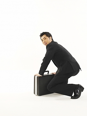 포토 JPG 스튜디오촬영 모델 직업 남자 포즈 서류가방 가방 비즈니스 부분 한명 누끼 사람 정장 상반신 20대 성인 청춘 한국인 직장인 사무원 비즈니스맨 기밀가방 남자만 남자한명만 성인남자만 청년만 청년남자만 청년남자한명만 성인한명만 성인남자한명만 성인만 국내포토 1 잡화 옷 컨셉 실내 동양인 청년 파일형식