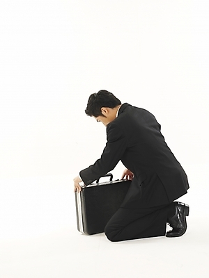 포토 JPG 스튜디오촬영 모델 직업 남자 포즈 서류가방 가방 비즈니스 부분 한명 누끼 사람 정장 상반신 20대 성인 청춘 한국인 직장인 사무원 비즈니스맨 기밀가방 남자만 남자한명만 성인남자만 청년만 청년남자만 청년남자한명만 성인한명만 성인남자한명만 성인만 국내포토 1 잡화 옷 컨셉 실내 동양인 청년 파일형식