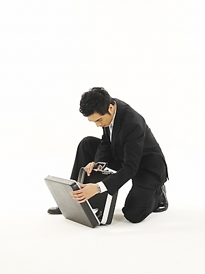 포토 JPG 스튜디오촬영 모델 직업 남자 포즈 서류가방 가방 비즈니스 부분 한명 누끼 사람 정장 상반신 20대 성인 청춘 한국인 직장인 사무원 비즈니스맨 기밀가방 남자만 남자한명만 성인남자만 청년만 청년남자만 청년남자한명만 성인한명만 성인남자한명만 성인만 국내포토 1 잡화 옷 컨셉 실내 동양인 청년 파일형식