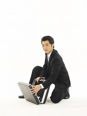 포토 JPG 스튜디오촬영 모델 직업 남자 포즈 서류가방 가방 비즈니스 부분 한명 누끼 사람 정장 상반신 20대 성인 청춘 한국인 직장인 사무원 비즈니스맨 기밀가방 남자만 남자한명만 성인남자만 청년만 청년남자만 청년남자한명만 성인한명만 성인남자한명만 성인만 국내포토 1 잡화 옷 컨셉 실내 동양인 청년 파일형식