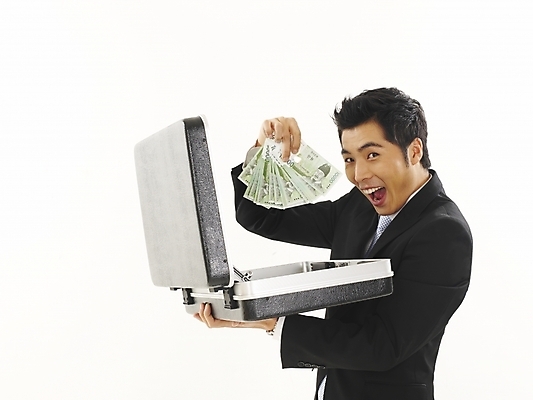 포토 JPG 스튜디오촬영 모델 직업 남자 포즈 지폐 돈 서류가방 가방 비즈니스 부분 한명 누끼 사람 정장 상반신 20대 성인 청춘 한국인 직장인 사무원 비즈니스맨 원화 만원 기밀가방 남자만 남자한명만 성인남자만 청년만 청년남자만 청년남자한명만 성인한명만 성인남자한명만 성인만 국내포토 1 잡화 옷 컨셉 실내 동양인 청년 재산 파일형식