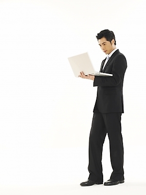 포토 JPG 스튜디오촬영 전신 모델 직업 남자 포즈 비즈니스 한명 누끼 사람 정장 20대 성인 노트북 컴퓨터 청춘 한국인 직장인 사무원 비즈니스맨 남자만 남자한명만 성인남자만 청년만 청년남자만 청년남자한명만 성인한명만 성인남자한명만 성인만 국내포토 1 옷 컨셉 실내 동양인 청년 전자제품 파일형식