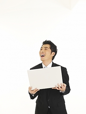 포토 JPG 스튜디오촬영 전신 모델 직업 남자 포즈 와이셔츠 회사 비즈니스 탁자 실내 한명 사람 20대 성인 노트북 컴퓨터 청춘 사무실 한국인 직장인 사무원 비즈니스맨 책상 남자만 남자한명만 성인남자만 청년만 청년남자만 청년남자한명만 성인한명만 성인남자한명만 성인만 국내포토 1 가구 컨셉 셔츠 동양인 청년 내부 전자제품 파일형식