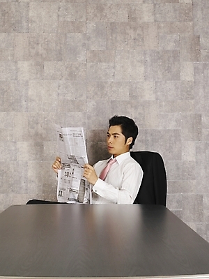 포토 JPG 모델 직업 남자 포즈 와이셔츠 회사 비즈니스 부분 탁자 휴식 실내 한명 사람 상반신 20대 성인 청춘 사무실 한국인 직장인 사무원 비즈니스맨 신문 책상 남자만 남자한명만 성인남자만 청년만 청년남자만 청년남자한명만 성인한명만 성인남자한명만 성인만 국내포토 1 가구 컨셉 셔츠 동양인 청년 내부 간행물 뉴스 파일형식