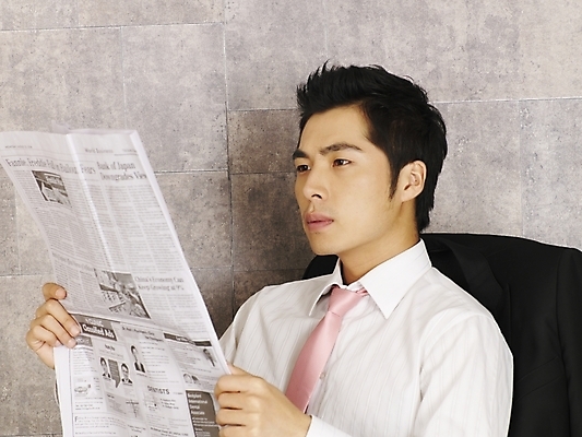 포토 JPG 모델 직업 남자 포즈 와이셔츠 회사 비즈니스 부분 탁자 휴식 실내 한명 사람 상반신 20대 성인 청춘 사무실 한국인 직장인 사무원 비즈니스맨 신문 책상 남자만 남자한명만 성인남자만 청년만 청년남자만 청년남자한명만 성인한명만 성인남자한명만 성인만 국내포토 1 가구 컨셉 셔츠 동양인 청년 내부 간행물 뉴스 파일형식