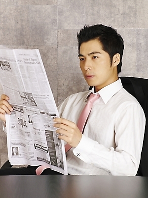 포토 JPG 모델 직업 남자 포즈 와이셔츠 회사 비즈니스 부분 탁자 휴식 실내 한명 사람 상반신 20대 성인 청춘 사무실 한국인 직장인 사무원 비즈니스맨 신문 책상 남자만 남자한명만 성인남자만 청년만 청년남자만 청년남자한명만 성인한명만 성인남자한명만 성인만 국내포토 1 가구 컨셉 셔츠 동양인 청년 내부 간행물 뉴스 파일형식